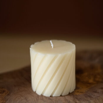 Decoratieve stompkaars spiraal - witte bijenwas