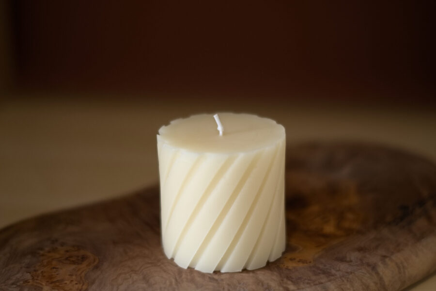 Decoratieve stompkaars spiraal - witte bijenwas