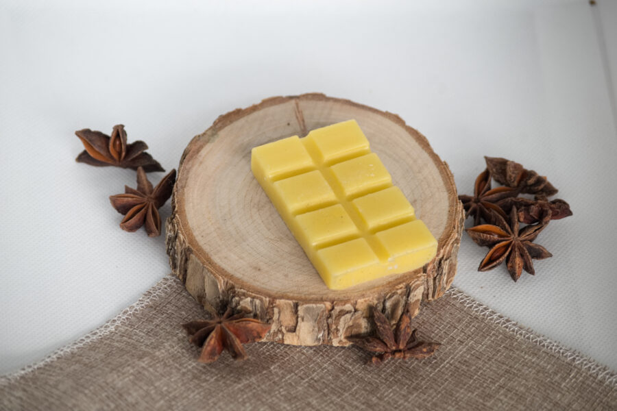 Gele waxmelt bar van bijenwas in reepvorm, geur Honinggloed met de warme zoetheid van pure honing.