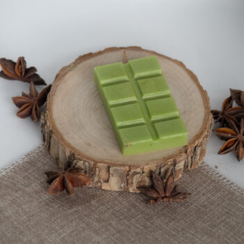 Lichtgroene waxmeltbar van bijenwas in reepvorm, geur Lente appel met een frisse, fruitige groene appelsensatie.
