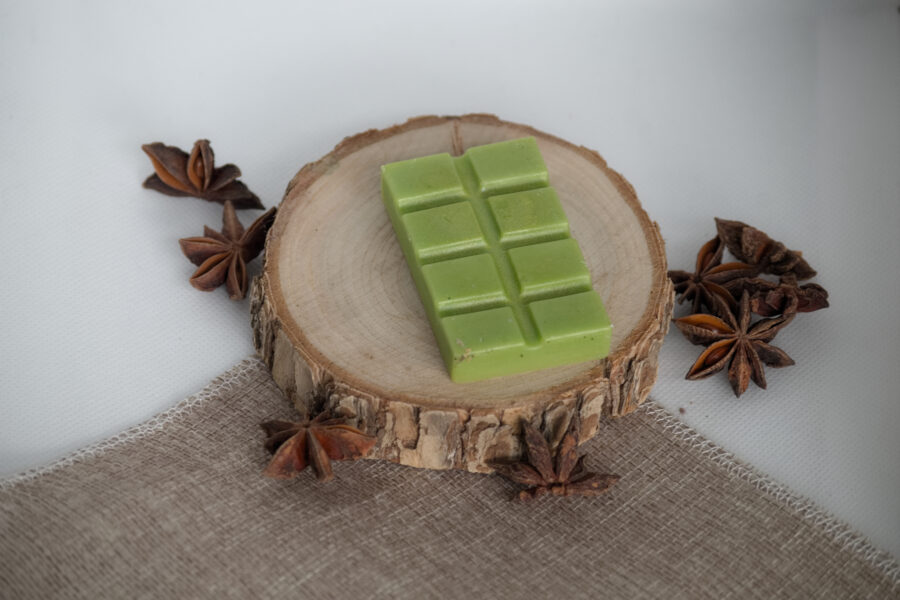 Lichtgroene waxmeltbar van bijenwas in reepvorm, geur Lente appel met een frisse, fruitige groene appelsensatie.