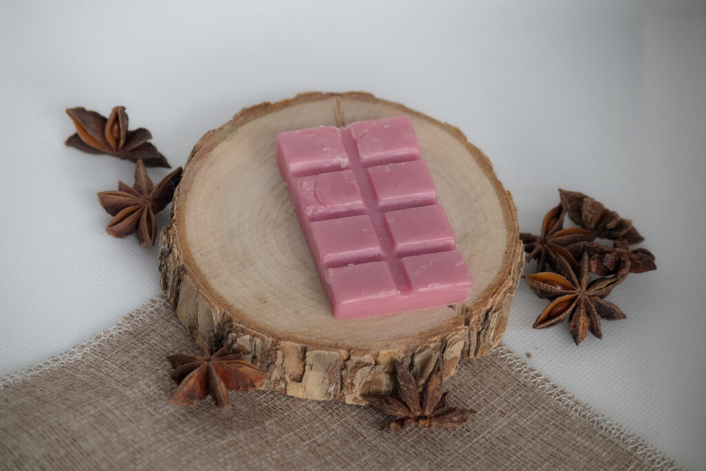 Roodroze waxmelt bar van bijenwas in reepvorm, geur Rosaria met de geur van vers geplukte rozen en groene stengels.