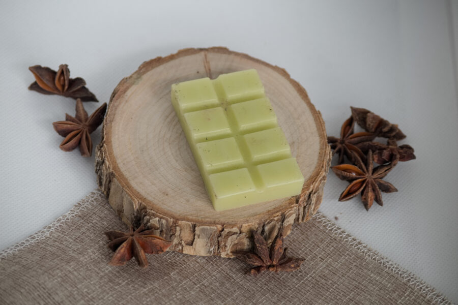 Lichtgroene waxmelt bar van bijenwas in reepvorm, geur Theebloesem met bergamot, peer citroen, appel en perzik.