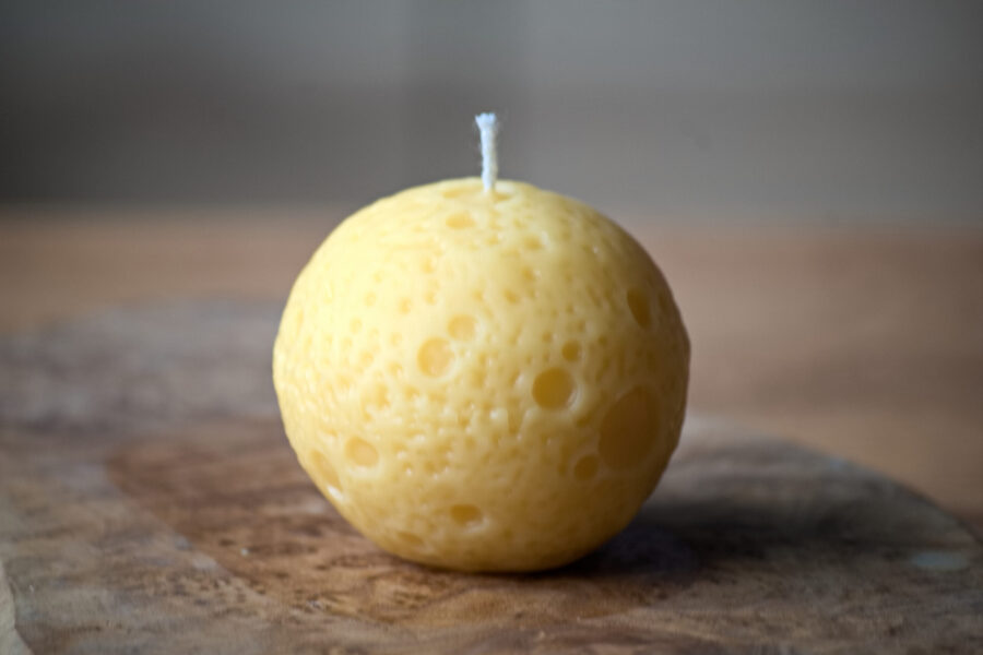 Bolvormige maan kaars