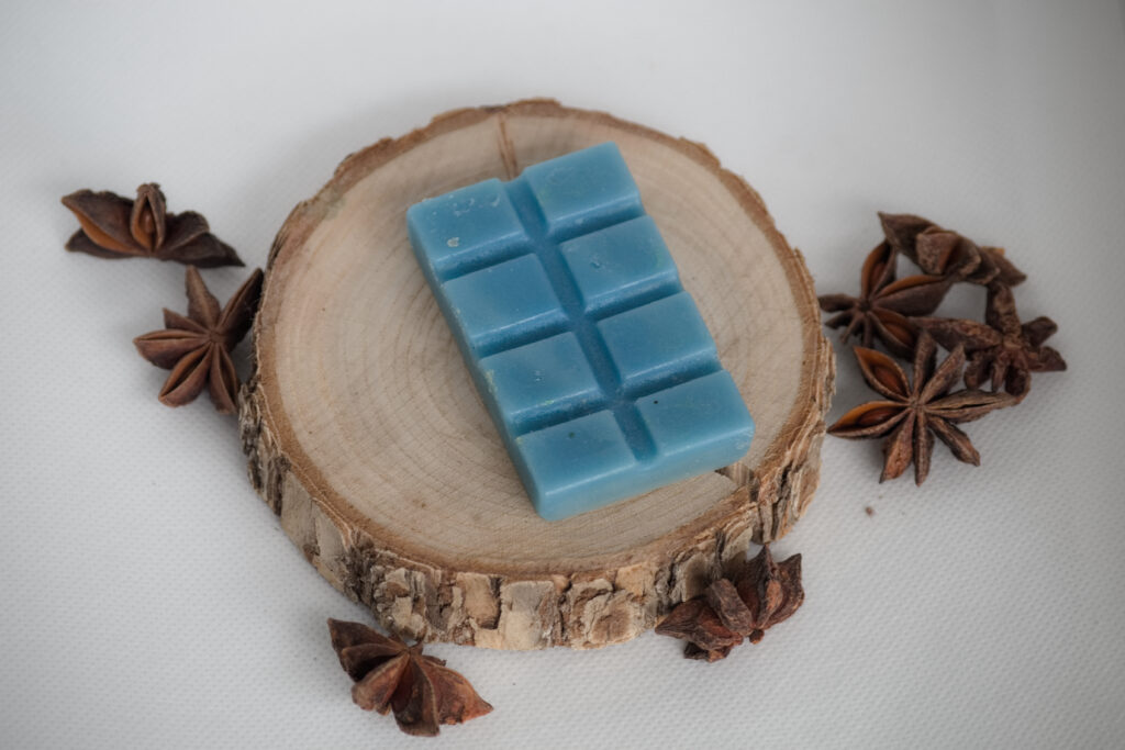 Blauwe waxmelt bar van bijenwas in reepvorm, geur Earth uit de Elements collectie, met een diepe, aardse geur van patchouli en zwarte peper.