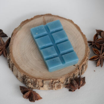 Blauwe waxmelt bar van bijenwas in reepvorm, geur Earth uit de Elements collectie, met een diepe, aardse geur van patchouli en zwarte peper.