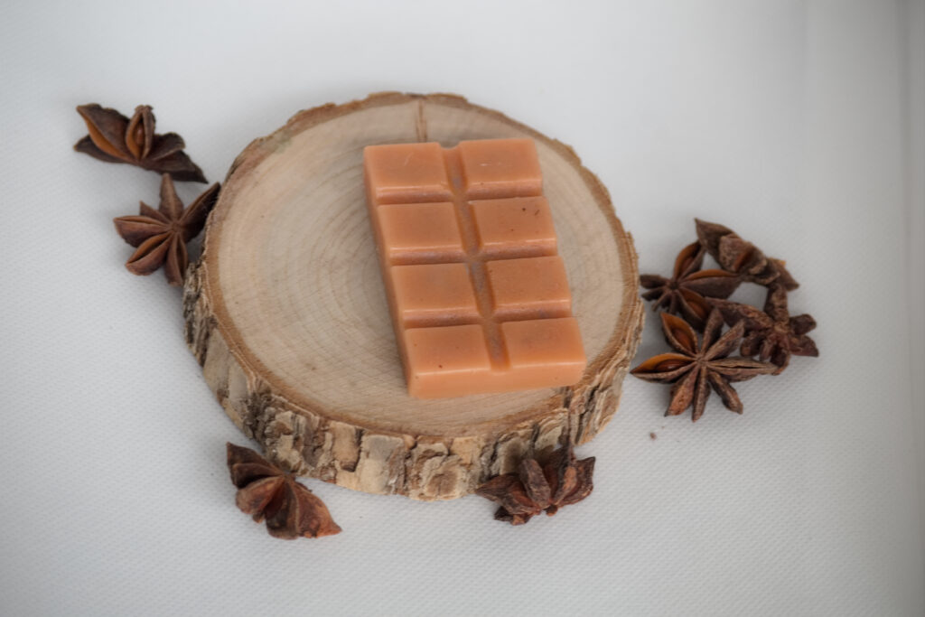 Oranje waxmelt bar van bijenwas in reepvorm, geur Sun uit de Elements collectie, met een warme geur van patchouli, zwarte peper, tangerine en vanille.